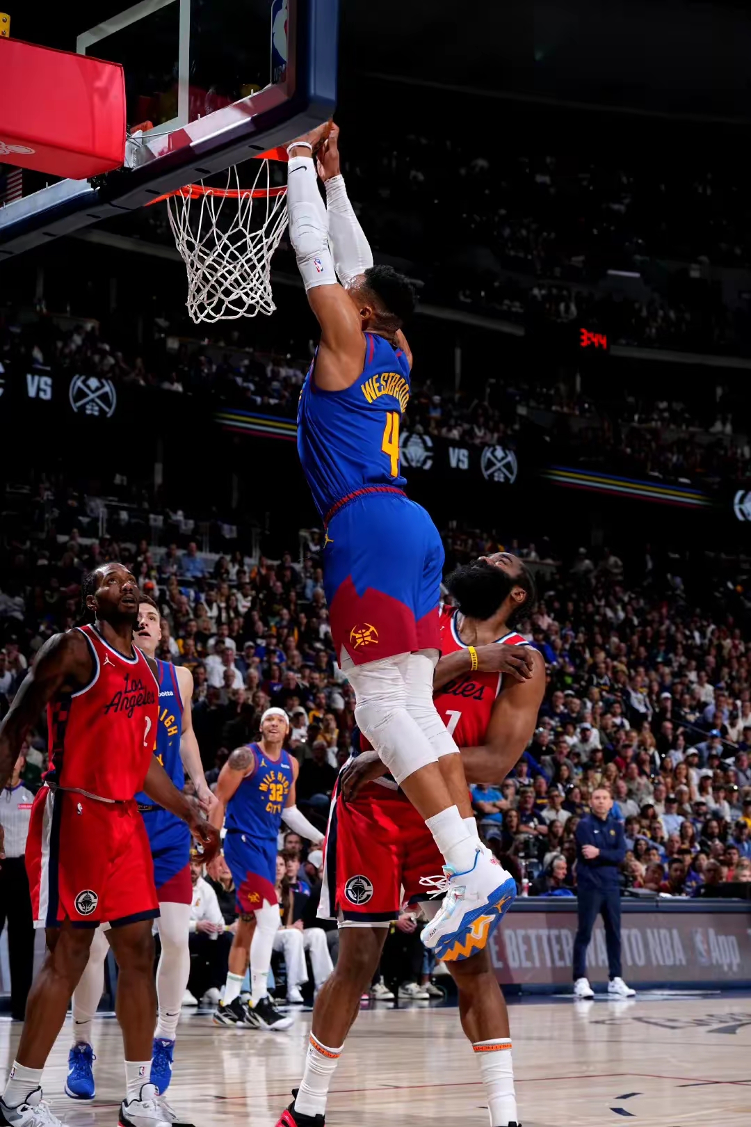 包含今晚丹佛掘金备战NBA常规赛，遗憾出局细节曝光，压力陡增，训练强度明显提升的词条